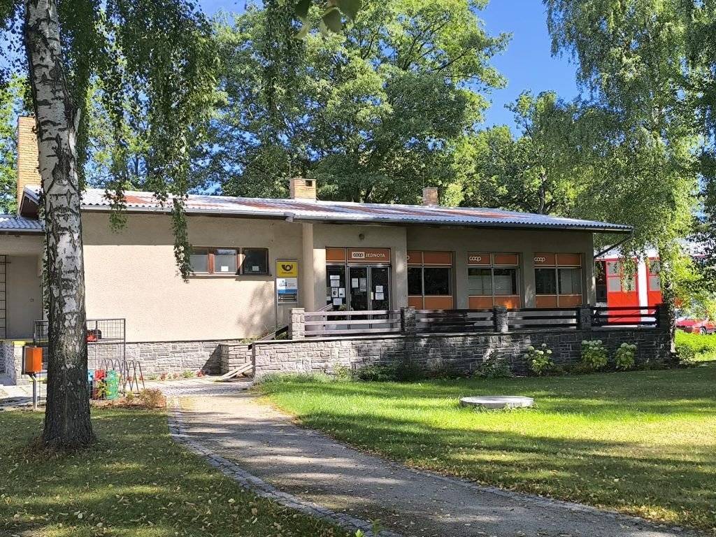 Obec Hrejkovice zvažuje koupi prodejny smíšeného zboží v Hrejkovicích čp. 101 na parc.č. st. 103,k.ú. Hrejkovice od spotřebního družstva Jednota do svého vlastnictví od 1.1.2026. Pro případ, že by k nabytí prodejny do majetku došlo, hledá osobu, která by si tuto nemovitost o výměře 284 m2 pronajala a provozovala ji za účelem pravidelného celotýdenního prodeje smíšeného zboží, zejm. potravin. Bližší informace poskytne starostka obce Hrejkovice. Zájemci mohou své nabídky a případné dotazy zasílat na e-mail: ou@hrejkovice.cz