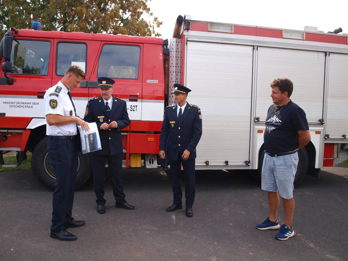 Dobrovolní hasiči obce Droužkovice dnes převzali nový automobil speciální požární CAS 20, TATRA T 815-2 Terrno.
