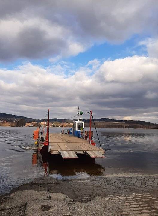 „Upozorňujeme občany, že převoz je z důvodu husté mlhy až do odvolání mimo provoz. O obnovení provozu budeme včas informovat. Děkujeme za pochopení.“