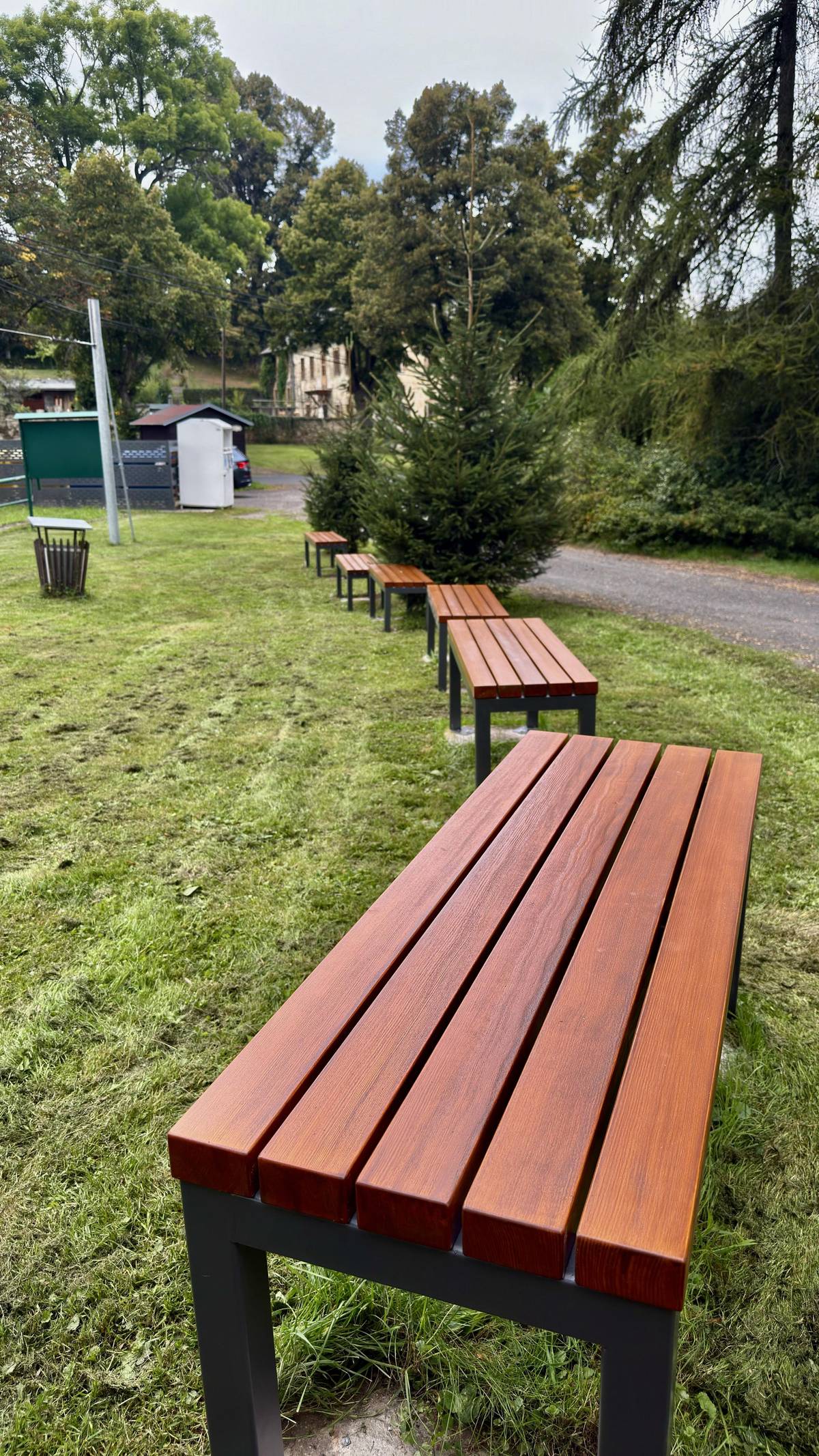 Nahradili jsme staré rozviklané lavičky, novými. Jsou pěkné, odolné povětrnostním podmínkám a jsou bytelné. Zvelebujeme obec.