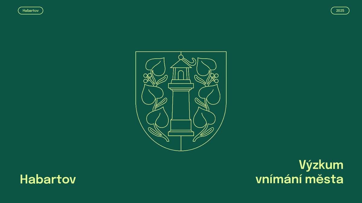 Jak obyvatelé vnímají Habartov: výsledky výzkumu V úterý 26. září byly v kinosále KS Habartov představeny výsledky výzkumu Vnímání města Habartov, který ve spolupráci s městem připravila agentura Market Rebels. Prezentace se zúčastnila zhruba dvacítka obyvatel, kteří následně diskutovali s vedením města. Dotazník vyplnilo 299 respondentů, převážně ženy (60 %) a lidé mladší 40 let (49 %). Vícenež 94 % z nich jsou současní či bývalí obyvatelé Habartova, zbytek tvoří lidé, kteří zde pracují nebo do města pravidelně jezdí.  Výsledky ukázaly rozdílný vztah k městu. Třetina obyvatel popisuje Habartov pozitivně, jako klidné místo pro rodiny, spojené s přírodou a prostředím jezera Medard. Zhruba stejně velká skupina jej ale vnímá negativně, přičemž nejčastěji zmiňuje kriminalitu a drogy. Zbylá třetina zaujímá neutrální postoj.  Na otázku, co si lidé na městě cení, nejčastěji zaznívala příroda (130 odpovědí), kulturní akce (62) a práce vedení města (26). Naopak největší slabinou je podle respondentů kriminalita a bezpečnost (141), chování některých obyvatel (135) a nedostatek služeb (40).  V oblasti komunikace se většina občanů cítí dobře informována o aktuálním dění 78 %, o kulturních akcích téměř 90 %. Nejčastějším zdrojem je facebookový profil města a místní skupiny, menší část využívá také Habartovský zpravodaj, městský web či osobní kontakty. Častým požadavkem však zůstává širší nabídka informačních kanálů, zejména pro starší generace.  Diskuze po prezentaci ukázala, že Habartovští nejvíce řeší bezpečnost a budoucí rozvoj města. Starosta Ing. Petr Janura představil možná řešení l připravované investice v řádu stovek milionů korun, které mají přinést nové příležitosti i kvalitnější prostředí k životu.  Výzkum tak potvrdil, že Habartov má dvě tváře město rodinného života a přírody, které dominuje jezero Medard, ale i město zatížené sociálními problémy. Právě vyvážení těchto dvou obrazů a systematická práce s obavami obyvatel bude klíčovým úkolem pro budoucí komunikaci i rozvoj města.