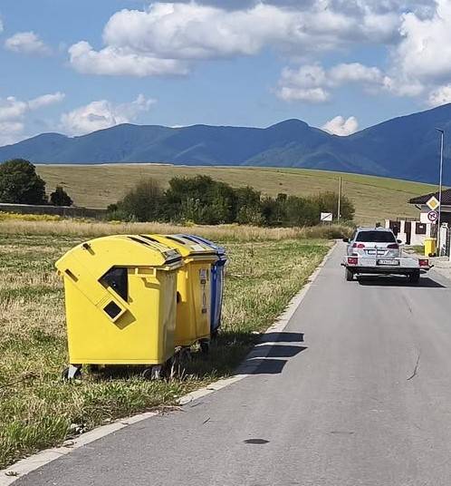 Oznamujeme občanom, že kontajnery na separovaný zber - 2x plast a 1x papier boli presťahované z chodníka pred rodinným domom č. 35 (Ján Ivaška, Janka Plicová) do lokality Slnečné lány vedľa miestnej cesty na obecnú parcelu medzi rodinnými domami č. 191 (Marek Beňa) a č. 214 (Vladimír Petrovský). Pri najbližšom vývoze skla 07.10.2025 sem budú premiestnené aj 2 kontajnery na sk...