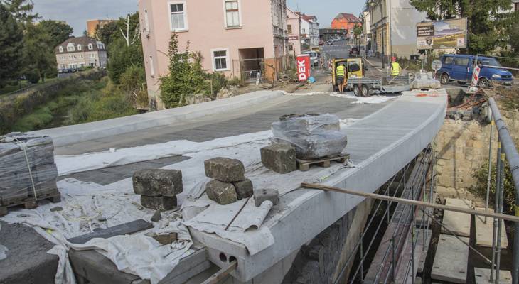 Město Varnsdorf realizuje ve spolupráci se zhotovitelskou firmou rozsáhlou rekonstrukci mostu v Národní ulici. Přestože je vstup na staveniště zakázán, dochází stále k jeho porušování a poškozování dopravního značení.