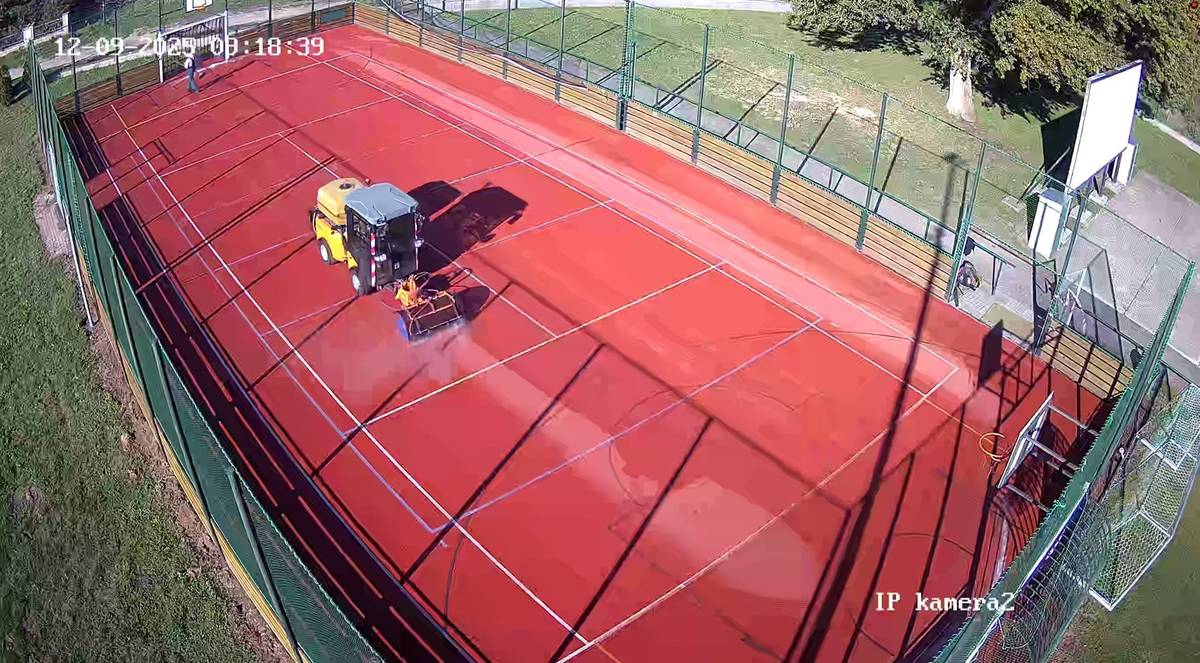 ✨ Multifunkční hřiště dostává nový kabát ✨ Právě probíhá čištění povrchu multifunkčního hřiště. V příštím týdnu nás pak čeká tzv. retopping – speciální obnova povrchu hřiště, při které se doplní a zafixuje granulát, aby se nám hrálo bezpečněji a příjemněji. ⚽🏀🎾 Aby se povedla celá úprava bez komplikací, je do odvolání přísně zakázán vstup na hřiště. Prosíme všechny o respektování tohoto omezení – chráníme tak společně investici, která nám přinese moderní a krásné sportoviště na dlouhou dobu. Už se těšíme, až si hřiště opět otevřeme a budeme si na něm moci naplno zasportovat!