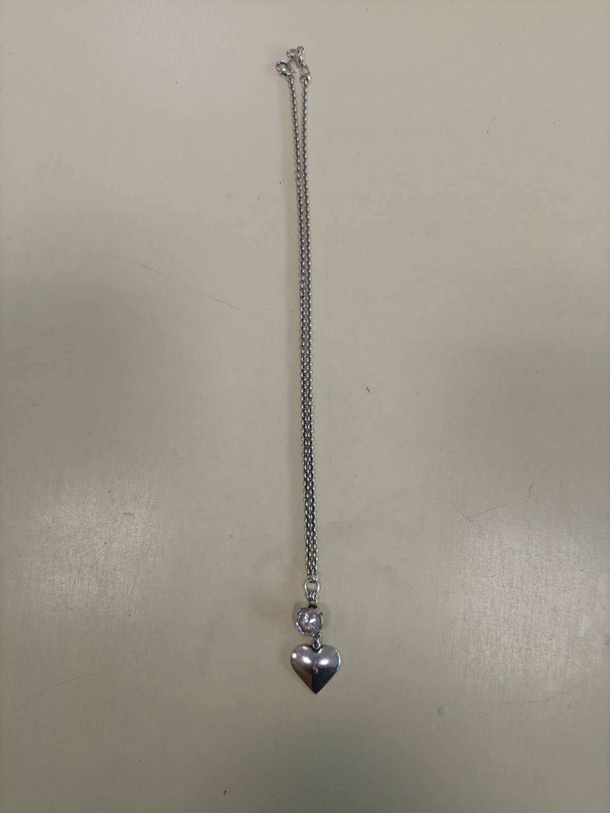 Dnes byl nalezen řetízek s přívěskem (viz foto). Je uložen v prodejně Koloniálu u Mejstříků k vyzvednutí.