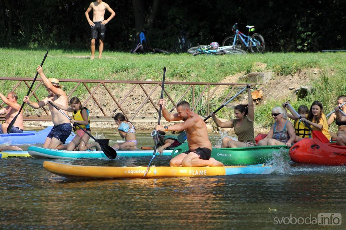 Hladinu Nového rybníku čeřilo v sobotu 24. srpna 2024 několik různorodých plavidel. Pro místní i přespolní si obec přichystala loučení s létem na vodě.