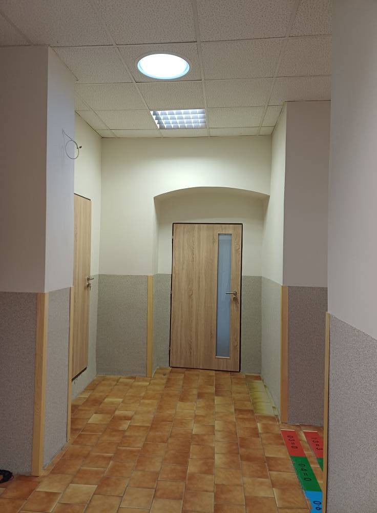 Nové dveře, staré dřevěné obložení nahradila světlá omyvatelná omítka, vymalováno a hlavně nový světlovod, který rozzářil horní chodbu školy.