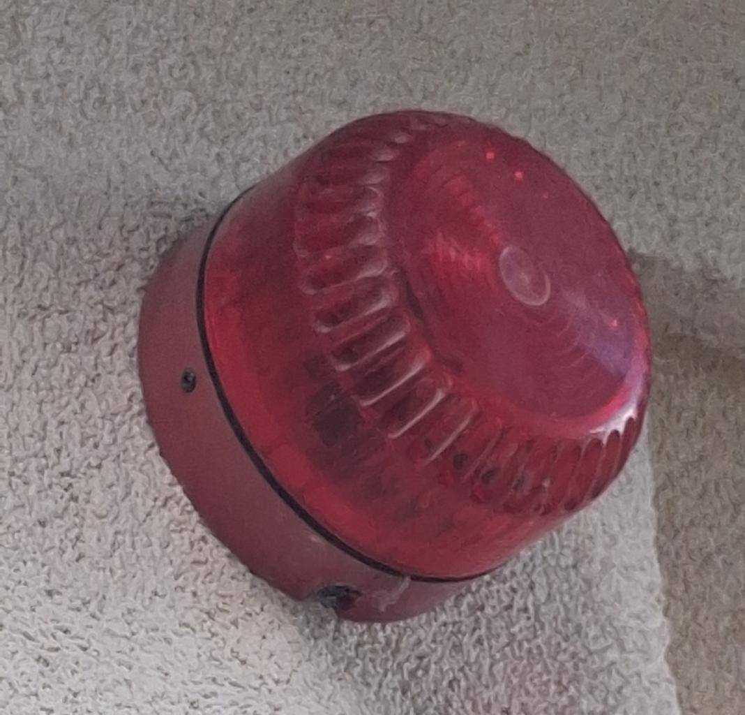 Dnes v našem zařízení proběhla bezpečnostní prověrka požární signalizace.  Společnost EMKAD CZ, s.r.o. z Holešova, která se zabývá dodávkou, montáží a servisem slaboproudých a silnoproudých zařízení, elektroinstalací a revizemi, provedla koordinační zkoušku požární signalizace.