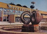 Fontána před budovou Mototechny na pražském Žižkově.