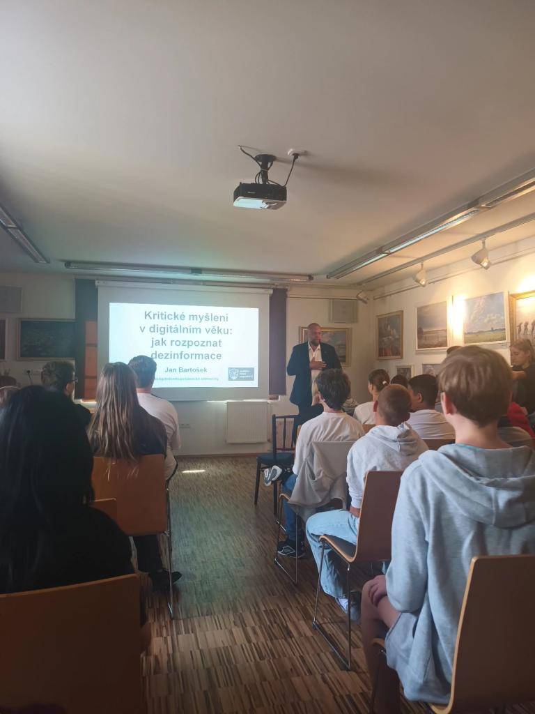 Ve středu 10. září besedovali žáci 8. a 9. třídy v městské knihovně s Janem Bartoškem, místopředsedou poslanecké sněmovny. Žáci na toto aktuální téma živě diskutovali, formulovali své názory a postřehy.