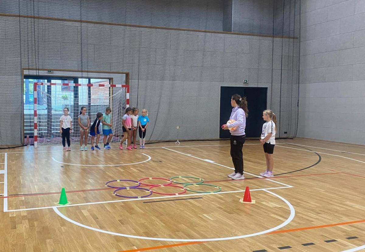 Dne 11. září proběhlo na naší škole ve spolupráci s Fakultou tělesné výchovy a sportu Univerzity Karlovy (FTVS UK) komplexní měření, které bylo zaměřeno na pohybové dovednosti, kognitivní schopnosti, tělesnou zdatnost a vztah dětí k pohybovým aktivitám.