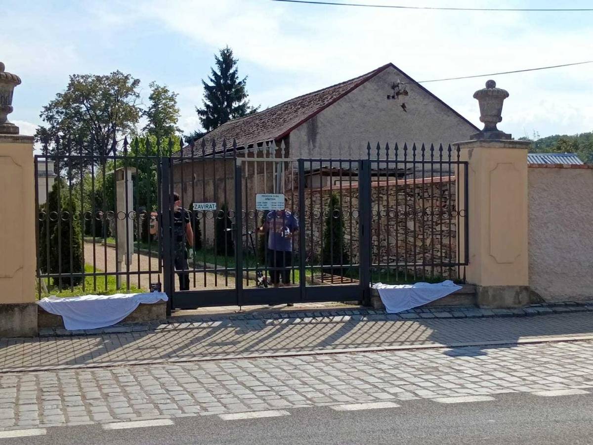 Dnes proběhlo natírání vstupní brány na hřbitov.