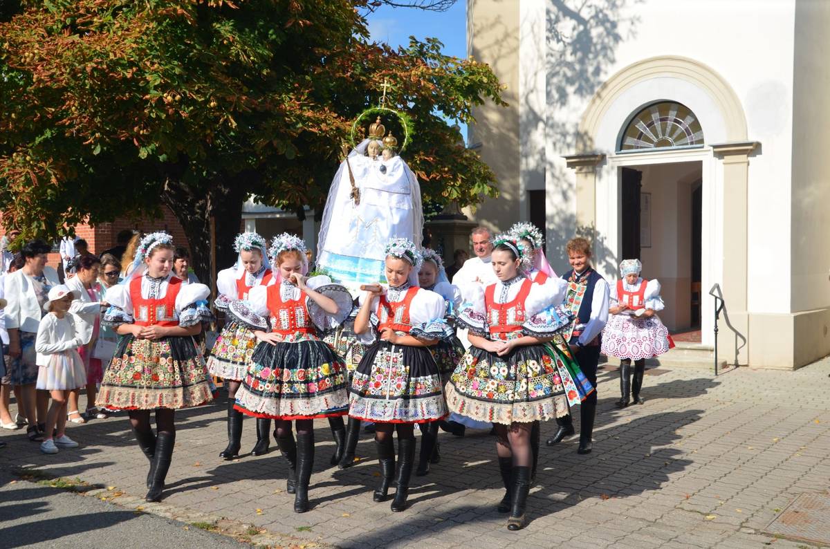 V sobotu 6. září 2025 v předvečer Skoronské pouti proběhl Benefiční koncert na podporu financování oprav kostela sv. Floriána. V rámci této benefice, kde se sešlo na 120 diváků, bylo na dobrovolném vstupném vybráno neuvěřitelných 50 tis. Kč, obec Skoronice vyčlenila ze svého rozpočtu dalších 25 tis. Kč, dohromady tedy benefice vynesla celkem 75 tis. Kč. Děkujeme všem, kteří si přišli poslechnout vynikající klasickou hudbu v brilantním provedení excelentních muzikantů, a podpořili tak dobrou věc! Fotodokumentace z koncertu je součástí této fotogalerie. V neděli 7. září 2025 se uskutečnila tradiční Skoronská pouť spojená se svátkem Panny Marie. V 10:00 hod. vyrazil od kostela sv. Floriána poutní průvod za účasti krojovaných chlapců a děvčat, které ulicemi obce nesly nazdobenou sochu Panny Marie. Od 10:30 hod. pak proběhla slavnostní mše svatá za účasti krojovaných. Obec Skoronice tímto děkuje všem, kteří se zúčastnili krojovaného průvodu i mše sv., zejména pak těm, kteří se podíleli na výzdobě, přípravě krojů a organizaci této krásné tradice. Fotky z krojovaného průvodu i slavnostní mše sv. si můžete prohlédnout v následující fotogalerii.