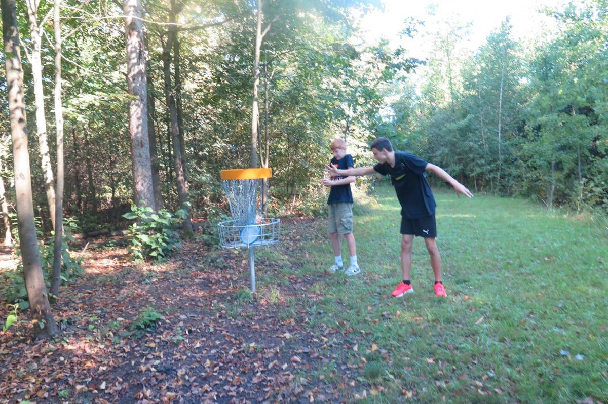 V rámci třídnických hodin na začátku školního roku se žáci 9.B. vydali do Rokycan pod Kotel, kde vyzkoušeli netradiční sport – discgolf.