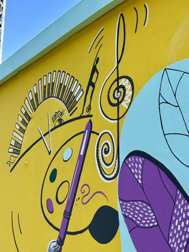 Reléový domček pri železničnom priecestí od víkendu víta domácich aj návštevníkov mesta novým motívom.  Jeho nový vzhľad poteší, spríjemní okolie a aj takáto drobnosť robí naše mesto príjemnejším miestom na život.    Veľké poďakovanie patrí pani učiteľkám zo ZUŠ Gbely.