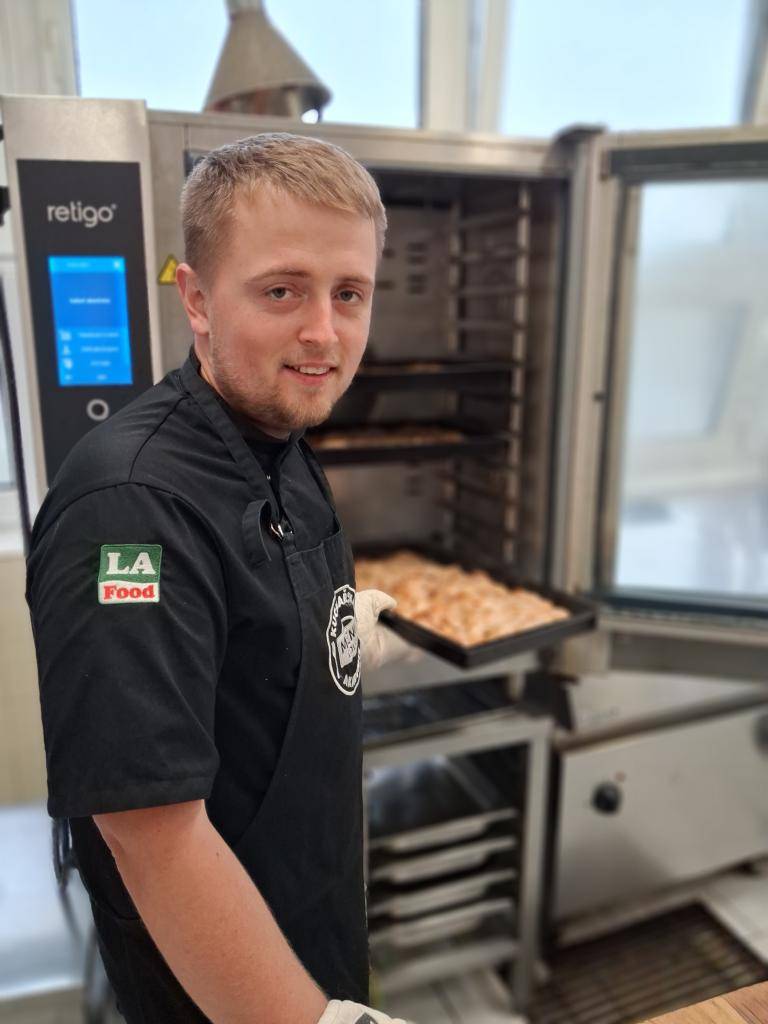 Dnes v naší kuchyni vařil pan Miroslav Rýznar, kuchař společnosti La Food – Menu Gold z Kostelan nad Moravou, našeho dodavatele kvalitních surovin.