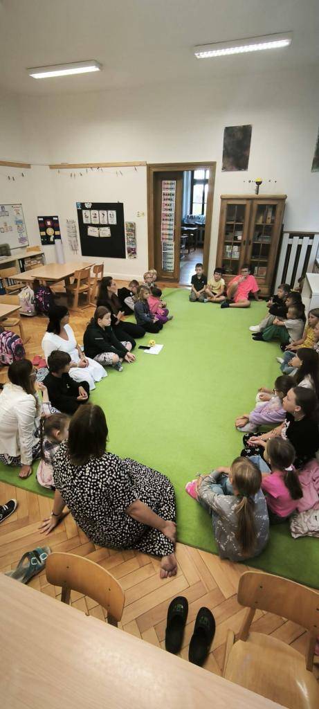 Každé pondělní ráno se setkáváme v komunitním kruhu, kde sdílíme zážitky, hrajeme hry na rozvoj fantazie, paměti a pozornosti a posilujeme vzájemné vztahy. Děti se učí spolupracovat, naslouchat a cítit se součástí našeho školního kolektivu.