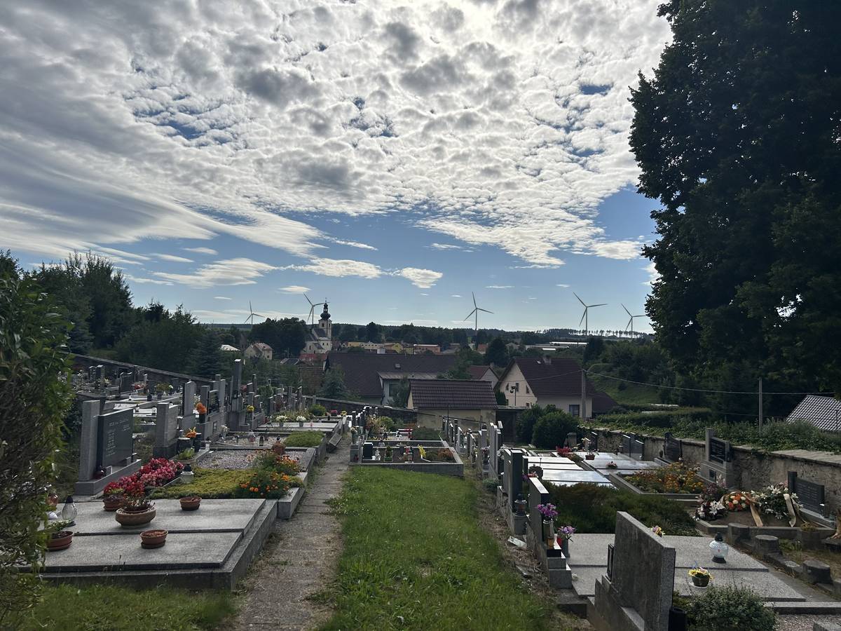 Vizualizace pohledů na větrné elektrárny z okolí Stonařova Vážení spoluobčané, na otázku „Jak to u nás bude s elektrárnami vypadat?“ se poslední dobou snaží najít odpověď spousta občanů. Na sociálních sítích se objevují přehnané, zmanipulované nebo přímo lživé ilustrační obrázky, na které po pádné argumentaci autoři, nebo jejich stoupenci odpovídají větami jako „Nikdo tuto simulaci neprezentuje jako fakt“ nebo „Pouze sdílím ilustrační obrázek, názor si udělejte sami“. V rámci rubriky Na pravou míru jsme exkluzivně pro vás připravili několik nejžádanějších pohledů zevnitř Stonařova i jeho okolí. Připravené vizualizace si můžete prohlednout zde: https://vetrnyparkvysocina.cz/vizualizace-pohledu-na-vetrne-elektrarny-z-okoli-stonarova/ Děkujeme, že sludejete naší rubriku Na pravou míru.