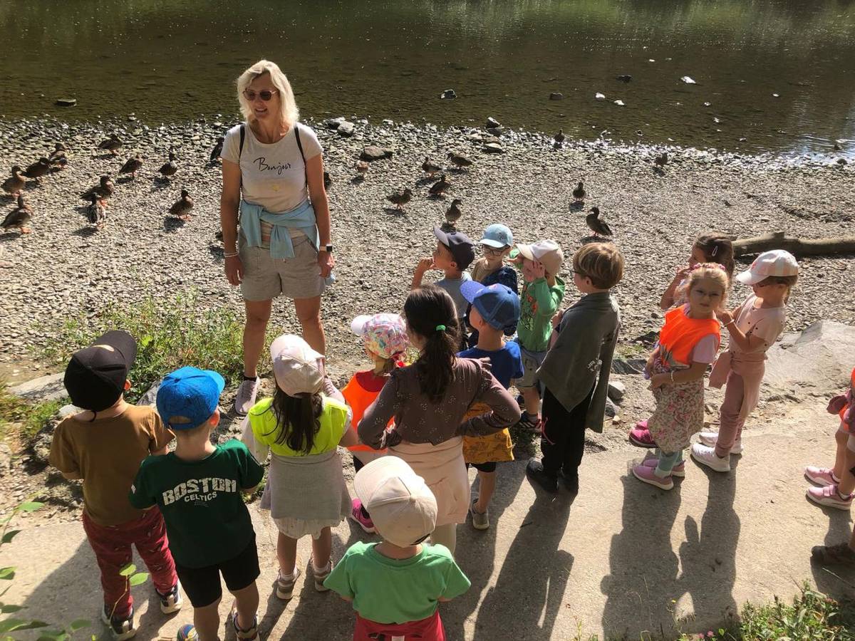 Na kopečku, na sluníčku,   stojí naše školička,   jakpak že se jmenujeme,  poví vám to písnička...