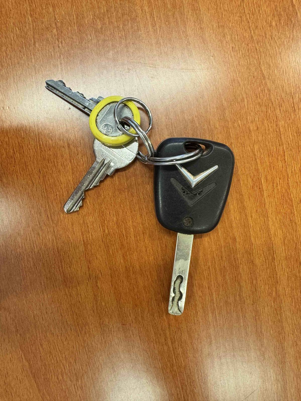 Vážení přátelé, dnes hlásíme nález svazku klíčů🗝. Klíče budou k dispozici na obecním úřadě🏢. Děkujeme i za sdílení této infomace👍. Přejeme pohodové dny🌞. #obecprovodovsonov #aktuality