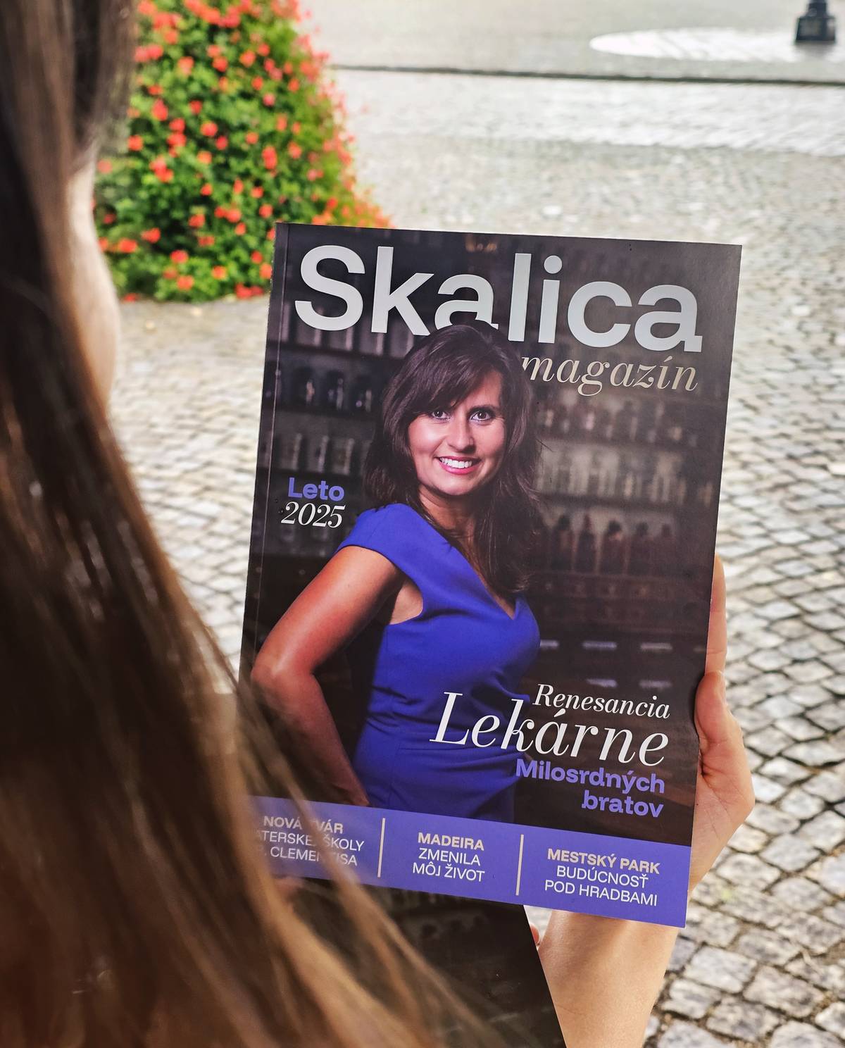 Viac strán, viac zaujímavostí, viac výtlačkov! Taký je Magazín Skalica v novom šate. Letné číslo prináša pohľad na renesanciu Lekárne Milosrdných bratov, komplexnú obnovu Materskej školy Dr. Clementisa aj víziu budúcnosti Mestského parku pod hradbami. Nechýba ani obľúbená rubrika Skaličania v zahraničí. A koho sme tentokrát vyspovedali? Odpoveď čaká vo vnútri. Magazín Skalica vychádza v limitovanom počte výtlačkov (1300 kusov) a je dostupný na týchto výdajných miestach:  Mestský úrad Skalica Turistická informačná kancelária Novinové stánky: pri Zelenom moste, SNP, na ul. Dr. Clementisa, pri letnom štadióne, pri radnici a Lidli Prelistovať si ho môžete aj z pohodlia svojho domova 👉 https://spravodaj.munipolis.sk/skalica/03-2025/