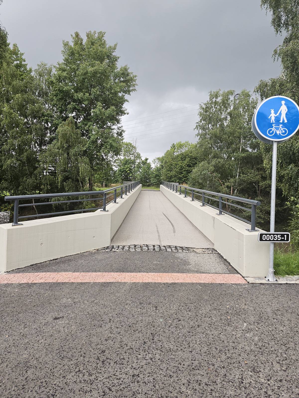 Vážení spoluobčané jsme rádi, že v hojné míře využíváte nově zbudovanou lávku - cyklostezku a opravenou cestu na Zadní Vystrkov, ale rád bych vás poprosil o ohleduplnost k lidem, kteří u této cesty bydlí a vyzval vás, aby jste při procházkách se psy používaly vodítka a neměly jste své mazlíčky puštěné navolno, dále bych vás požádal o to, kdo má potřebu po této cestě jezdit na motorkách snižte rychlost a pokud možno i hlučnost. Děkuji za ohleduplnost Starosta