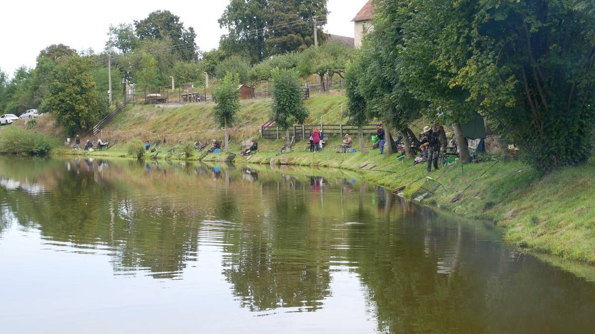 (Skoro) podzimní rybářská soutěž opět přilákala k Opatskému rybníku příznivce rybařiny a přátelského posezení pod pergolou. Pochytáno bylo i několik výstavních "macků". Absolutním vítězem se stal kapr, ze kterého si nikdo nechtěl udělat víkendový oběd a proto byl vypuštěn zpátky do vody. Petrův zdar i pro příště!