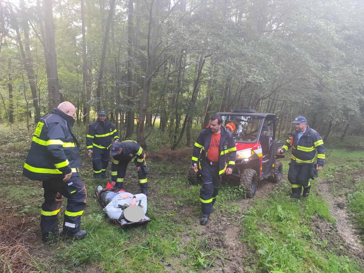 Aj nevinná prechádzka za hubami do lesa sa môže zmeniť na nepríjemný zážitok. V pondelok 15. septembra 2025 boli členmi HaZZ Turzovka, prostredníctvom operačnej linky privolaní na pomoc členovia DHZ Vysoká nad Kysucou, ktorí asistovali pri transporte turistky – hubárky. Čítať ďalej…