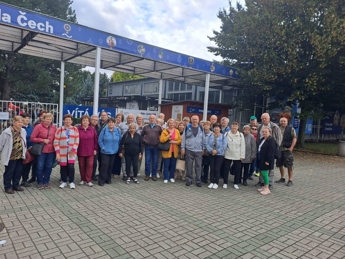 🌺 Loňský rok nám tento výlet pro občany překazilo počasí a povětrnostní podmínky. Letos nám naštěstí nic nebránilo a mohli jsme se konečně vypravit na Zahradu Čech do Litoměřic 🍎. Věříme, že se všem výjezd líbil a budeme se společně těšit na další, které pro Vás uspořádáme 😎.