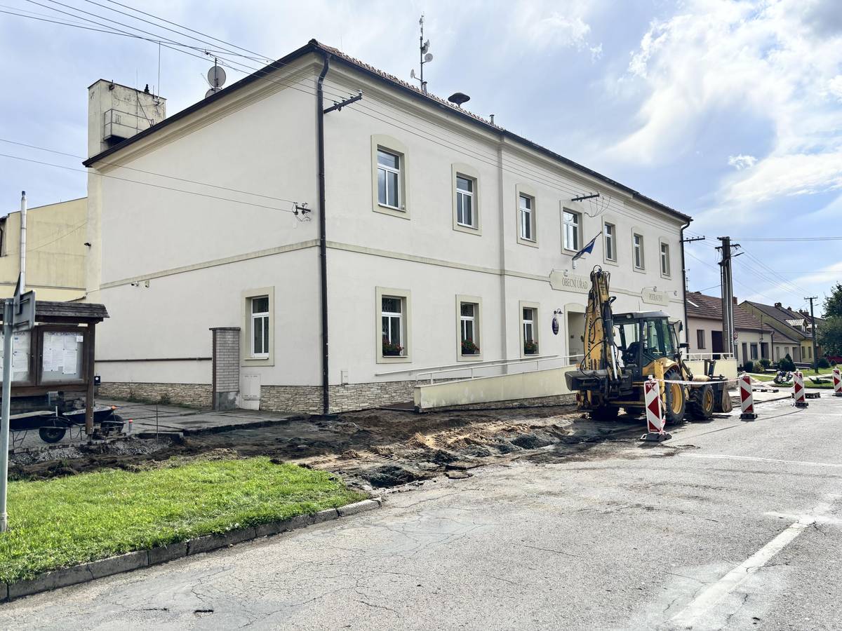 Oznamujeme občanům, že před budovou Obecního úřadu Šaratice a u obecního dvora právě probíhají výkopové práce a rekonstrukce chodníků. Pro vstup do budovy OÚ využijte prosím schodiště od prodejny Potravin na Návsi. Upozorňujeme, že po dobu stavebních prací nebude zajištěn bezbariérový přístup. Do obecního dvora ke kontejnerům na tříděný odpad bude umožněn vstup pouze pro pěší, a to zezadu brankou od budovy tělocvičny. Vjezd vozidel není možný. Žádáme občany, aby dbali zvýšené opatrnosti. Omezení u budovy OÚ Šaratice a obecního dvora potrvají až do ukončení prací – přibližně do konce měsíce září 2025. Děkujeme za pochopení.