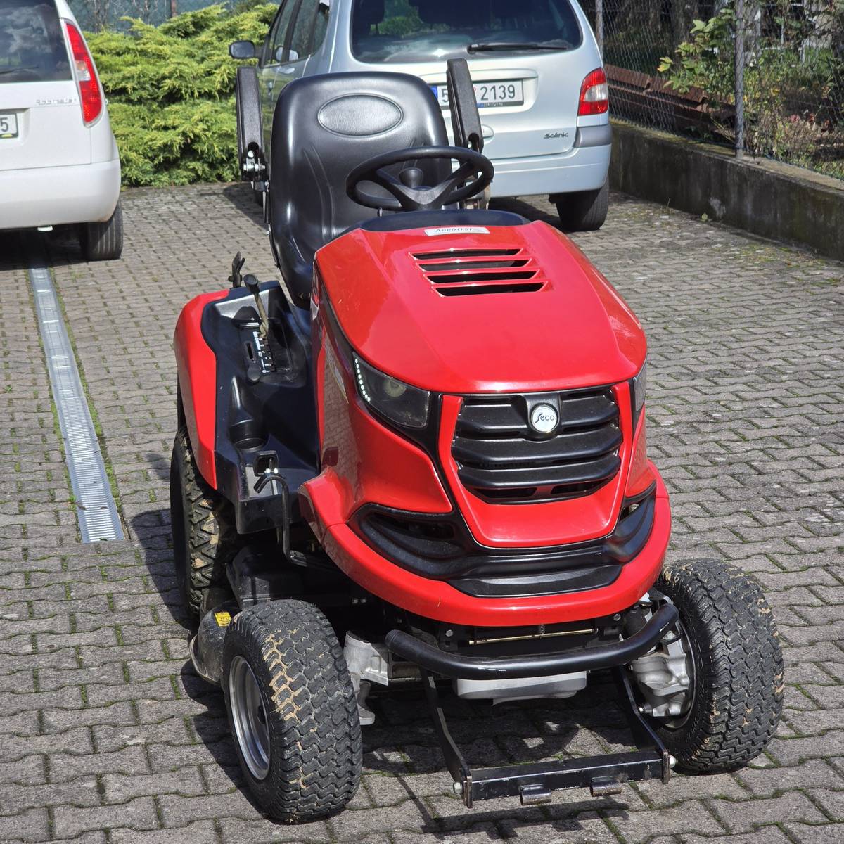 Městys Žernov, Žernov č.p. 112, 552 03 Česká Skalice, e-mail: zernov@zernov.cz  tímto oznamuje na základě rozhodnutí zastupitelstva městyse ze dne 15.9.2025 ZÁMĚR OBCE  prodat následující movitou věc: Zahradní traktor Starjet UJ 102-23 4x4 Charakteristika: rok výroby 2016, servisovaný, velmi zachovalý, lišta 102 cm, výkon 23 HP., 584 MH. Traktor je pravidelně servisován, bez investic. Součástí je radlice na zimní údržbu. Sběrací koš je součásti stroje. Osobní prohlídka možná každé pondělí od 16.30 do 18.00. Příjem nabídek v zalepených obálkách do 29. září 2025 do 16:00, zřetelně označit: „STARJET - neotvírat.“ Způsob hodnocení: nejvyšší nabídkové ceně v Kč. Minimální nabídková cena 110 000 Kč. Nabídka musí obsahovat zřetelné identifikační údaje kupujícího.