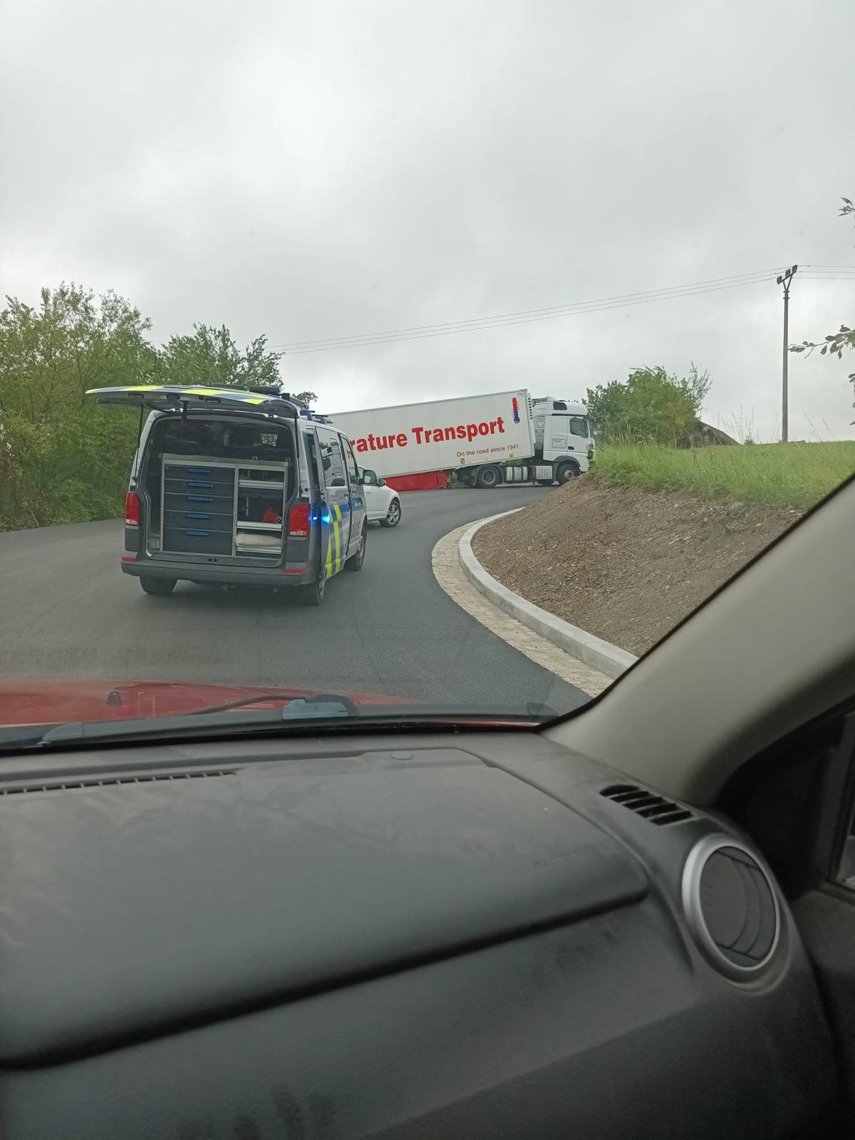 Vážení občané, cesta z obce na Loučení je dočasně uzavřena z důvodu uvízlého kamionu. Do vyproštění kamionu tudy neprojíždějí ani autobusy. Prosíme, využijte nejbližší autobusovou zastávku v Chromči. Děkujeme za pochopení.  Lukáš Čepa starosta obce