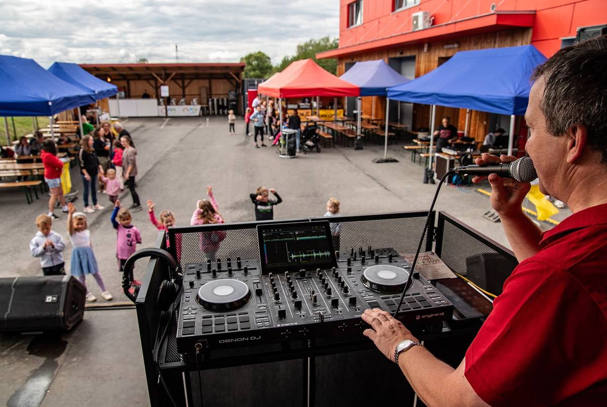 Městská část Praha–Újezd uspořádala ve dnech 12.–13. září 2025 akci s názvem „Podzimní slavnosti“. Akce byla původně plánovaná již na loňský rok, ale kvůli nepříznivému počasí byla přeložena na letošní září. Rezervační zálohy z loňska tak byly využity až nyní. Moderátorem akce byl tradičně Jiří Votava – DJ Goro, který se postaral o skvělou atmosféru. Pro dospělé návštěvníky byla připravena zábavná soutěž v hodu pivním sudem do dálky a také turnaj v šipkách. Děti si užily v pátek dětskou diskotéku a v sobotu měly možnost nechat si namalovat obličej nebo si pořídit dočasné tetování na ruku. O hudební program se postarali hudební skupiny:  Hošna Band, Kabát Revival West, Jaksi Taksi a DJ Sláva Bloch. Zvuk a technické zajištění akce obstaral Emil Horváth se svými kolegy. Děkujeme všem účinkujícím i návštěvníkům za účast a těšíme se na příští rok!