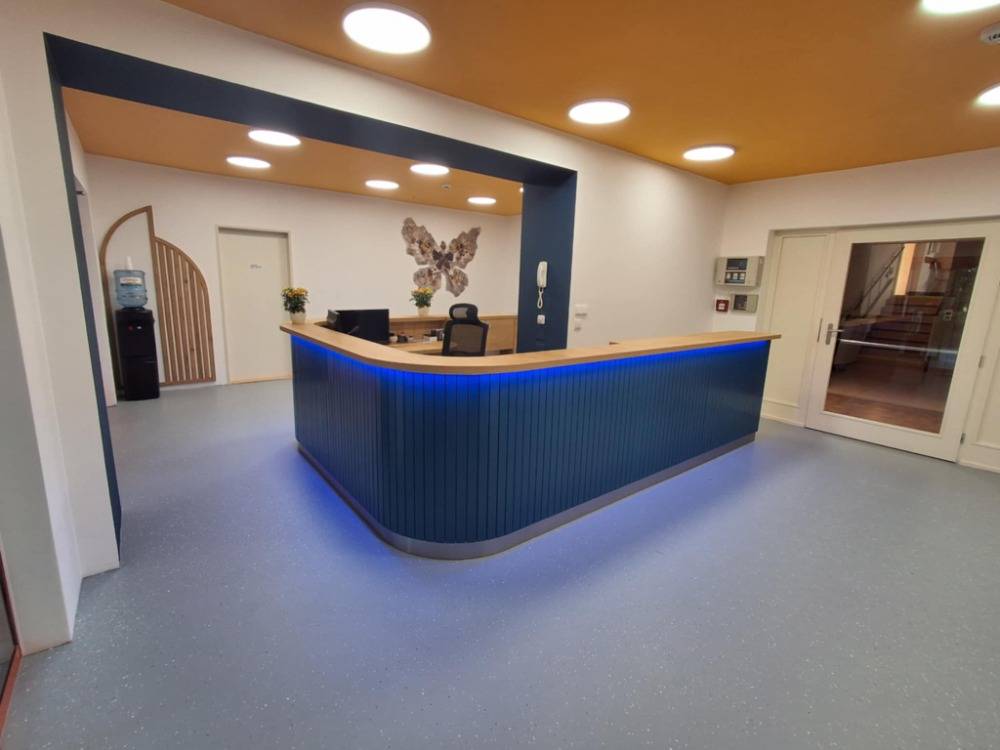 V Centru pro seniory máme novou recepci a kavárnu, které klientům, návštěvníkům i zaměstnancům nabízejí moderní, otevřené a příjemné prostředí.