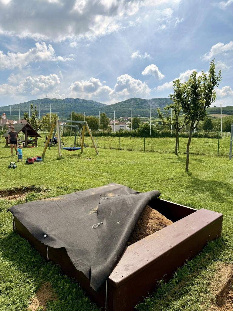 Máme krásné dvě nové pískoviště pro děti (Za Kovárnou a u fotbalového hřiště - dělali jsme svépomocí).   Dvě dětské houpačky dostaly nové sedačky, staré už totiž dosloužily (u fotbalového hřiště).   Lavičky u fotbalového hřiště dostaly nový kabátek (nátěr), tak jako další lavičky v naší obci.