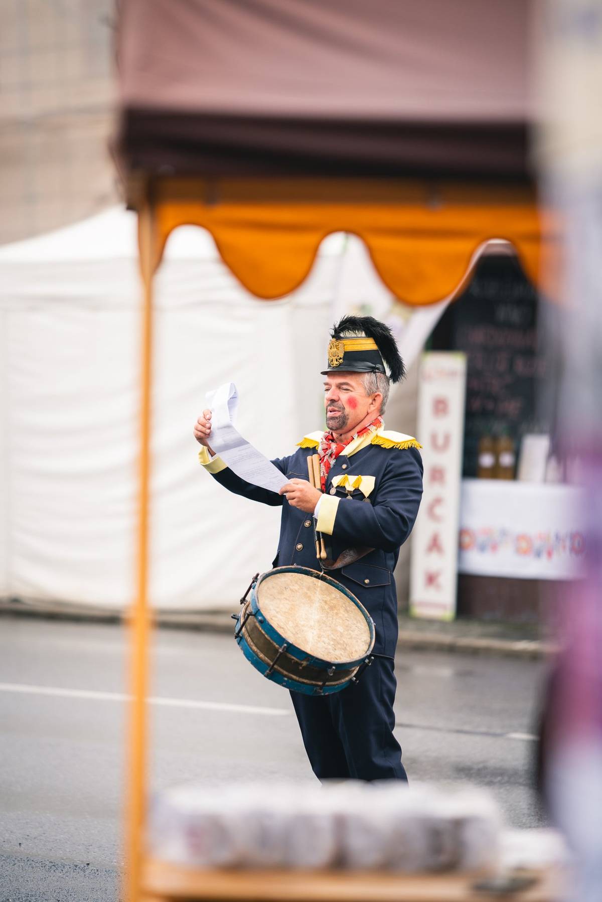 Sobota 13. září začala deštivě, ale nakonec se počasí umoudřilo a umožnilo, aby celý den patřil vínu, folkloru a hudbě.  Strážnice tak znovu ožila krojovaným průvodem, víchami plnými vína i tóny cimbálových muzik. Večerní kapky už nikoho nerozhodily – návštěvníci si je vychutnali pod střechou vích, kde to žilo až do noci. ✨ Vinobraní je především oslavou folkloru – a ten letos zazářil naplno. Na pódiu a v ulicích se představily i strážnické dětské soubory Danájek a Fěrtúšek a dospělé soubory Danaj, Žerotín a Demižón, které připravily výjimečná vystoupení ke svým výročí.  Nechyběla módní přehlídka modrotisku, Bacchus s nymfami ani nová dětská zóna Vinohraní na Zahradě u sv. Martina.  Vrcholem odpoledne byl tradiční krojovaný průvod městem, který ukázal krásu moravského folkloru v celé jeho pestrosti. 🍇 K pravé atmosféře patřily i otevřené víchy, kde si návštěvníci mohli vychutnat víno a poslechnout si muziku, která k vinobraní neodmyslitelně patří. 🎶 Den pak zakončila moderní tečka – koncert skupiny Lake Malawi, který přinesl energii a skvělou náladu až do pozdního večera. 🙏 Velké poděkování patří všem, kdo se na přípravě i průběhu vinobraní podíleli – ředitelce a zaměstnancům KD Strážničan, technickým službám, zaměstnancům městského úřadu, městské policii, vinařům, muzikantům a souborům. A hlavně vám všem, kteří jste přišli v tak hojném počtu a vytvořili tu pravou atmosféru vinobraní. 👏 Děkujeme také panu premiérovi Petru Fialovi za návštěvu a podporu. Strážnické vinobraní slavilo čtvrtstoletí – a díky Vám všem to byla krásná oslava folkloru, vína a života! ❤️🍇  Mrkněte na nádherné fotky od Pavla Slováčka, stojí to opravdu za to 📷 Strážnické vinobraní 2025 | Zonerama.com