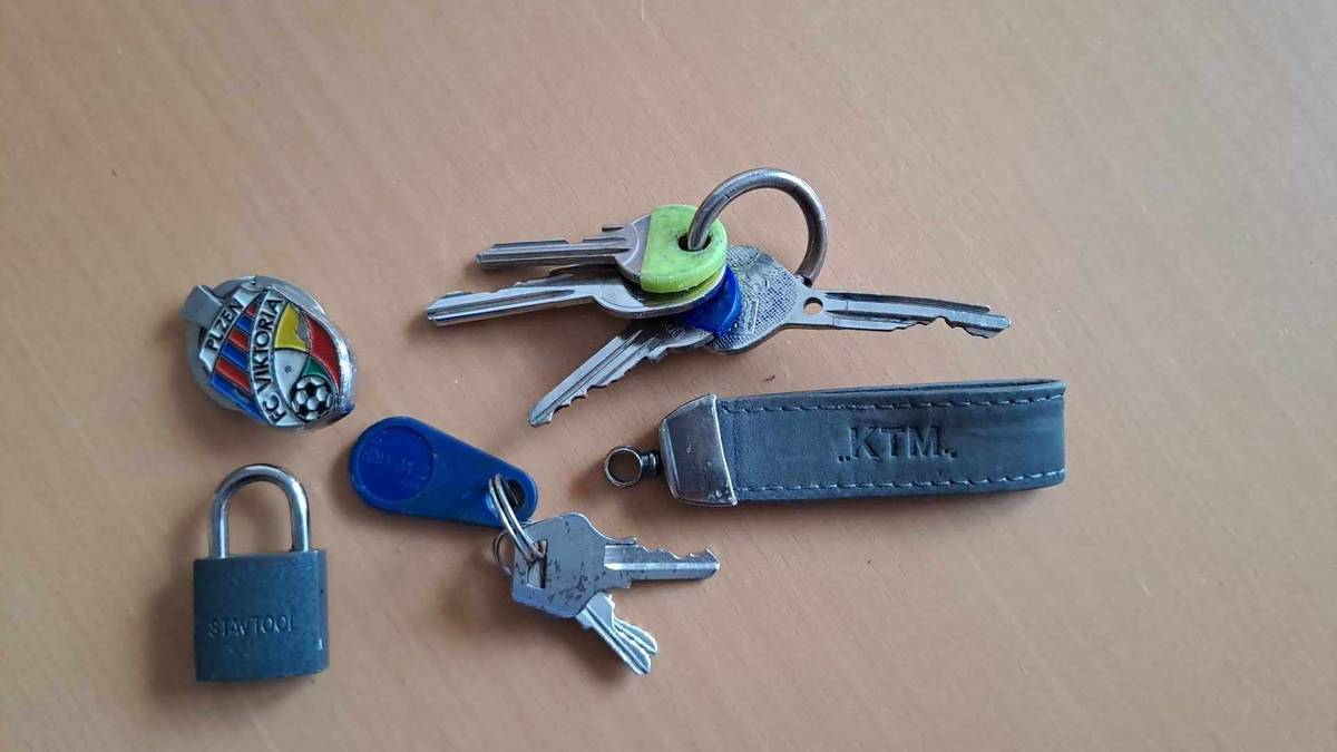 u dílny na lavičce se našly klíče. K vyzvednutí na OÚ