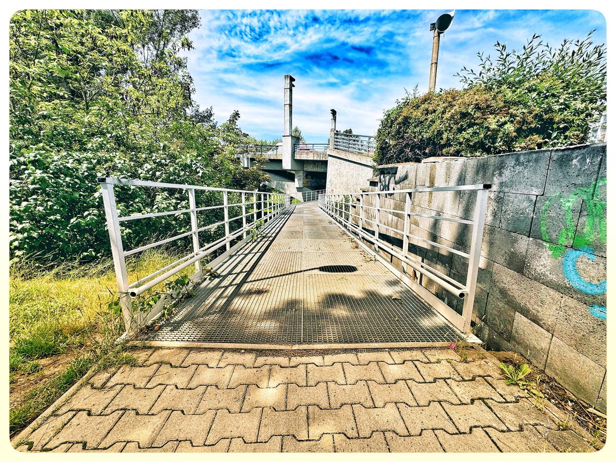 Vážení občané, až do 15. listopadu 2025 bude z důvodu neodkladné opravy konstrukce ocelové závěsné lávky pod mostem T. G. Masaryka lávka zcela uzavřena. Oprava zahrnuje rekonstrukci opěry a je nezbytná pro zajištění bezpečnosti provozu. Práce provádí firma Společnost T.A.Q. s.r.o., Praha 6 – Dejvice. Uzavírka se týká chodců i cyklistů. Žádáme občany o pochopení a respektování značení v místě uzavírky. Stanovená objízdná trasa pro cyklisty: Objízdná trasa pro cyklisty  Děkujeme za trpělivost a omlouváme se za případné komplikace.