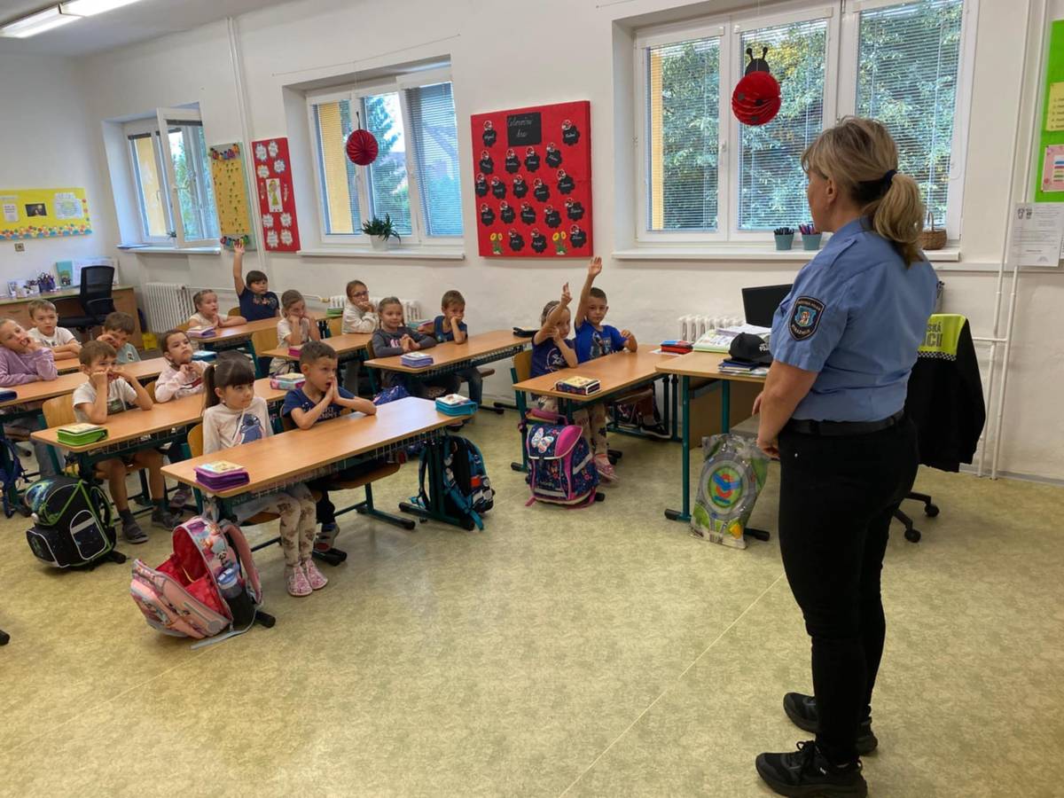 📚 Začal nový školní rok a s ním se do škol vrací i preventivní programy Městské policie 👮♂️👮♀️ Protože se svět kolem nás rychle mění 🌍, chceme s dětmi otevírat i nová a aktuální témata – třeba digitální stopa 💻👣 nebo program Kyberakademie 🔐 👉 Aby byla prevence co nejefektivnější, spolupracujeme nejen s dalšími městskými policiemi, ale také s odbornými institucemi. Díky tomu můžeme školákům přinášet zajímavé a praktické informace, které jim pomůžou v každodenním životě💡