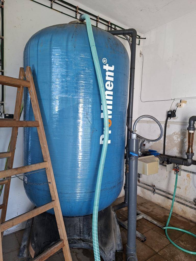 Obec Siladice spúšťa investičnú akciu – generálnu opravu vodárenských zariadení.  Cieľom je zlepšiť kvalitu pitnej vody, týkajúcej sa koncentrácie mangánu, železa a chlóru.