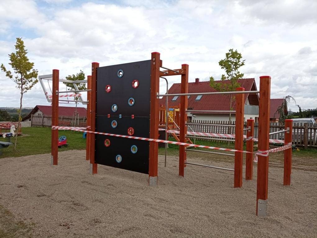 Na dětském hřišti, v lokalitě Sibiř, byl instalován nový herní prvek, který nabízí nové možnosti pro hru a zábavu. Aby byla zajištěna jeho bezpečnost a dlouhá životnost, je nezbytné jen nyní po dobu 10 dní nepoužívat. Herní prvek je dočasně zapáskován a v tuto chvíli není určen ani k lezení ani k hraní. Děkujeme všem za porozumění a trpělivost - věříme, že po uplynutí této doby, tj. od 27.9.2025, bude nový prvek dělat radost všem návštěvníkům hřiště. Pavlína Dalešická - autorka vítězného návrhu v participativním rozpočtu