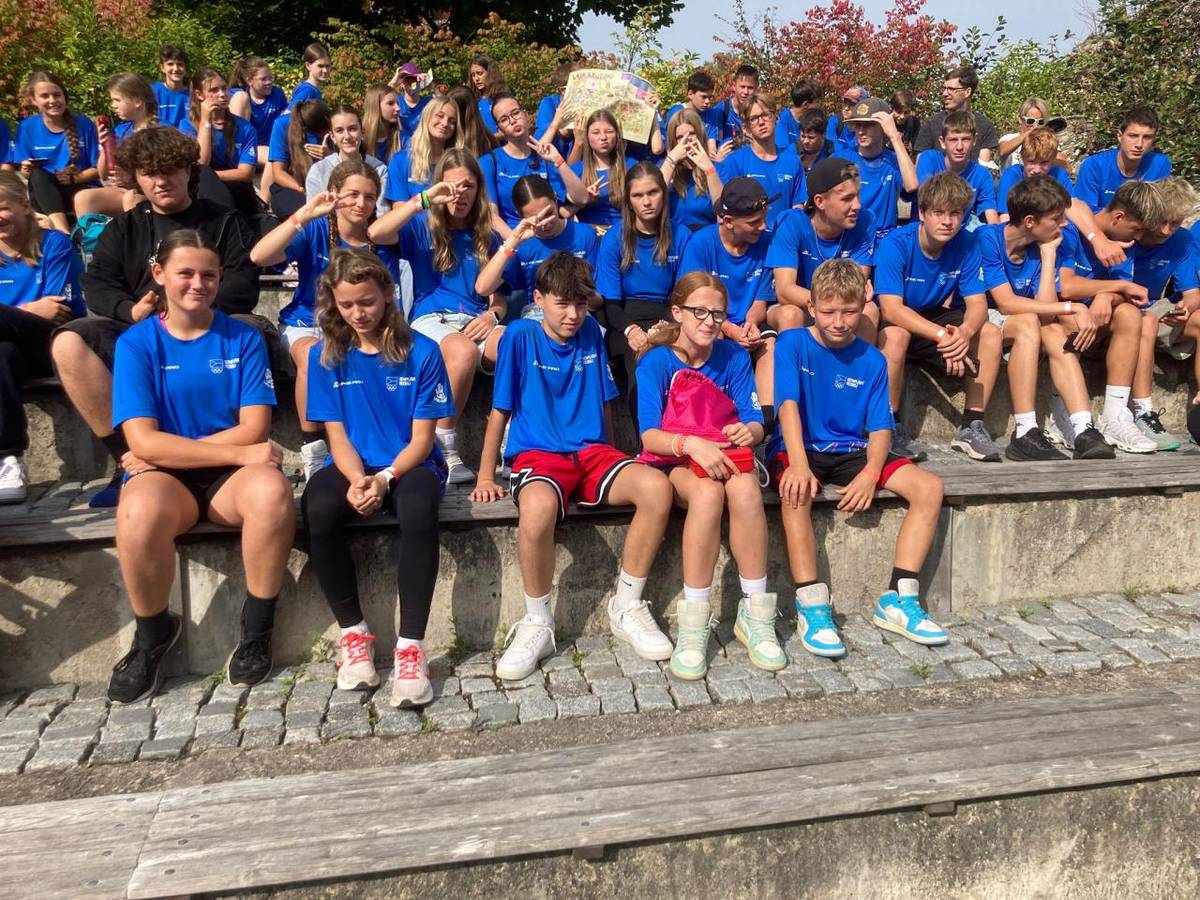 Koncem minulého školního roku jsme dostali oznámení, že naše škola vyhrála 1. místo v Plzeňském kraji v soutěži o Nejvšestrannější školu a jako odměnu jsme získali celodenní výlet do největšího rodinného zábavního parku Mirákula.