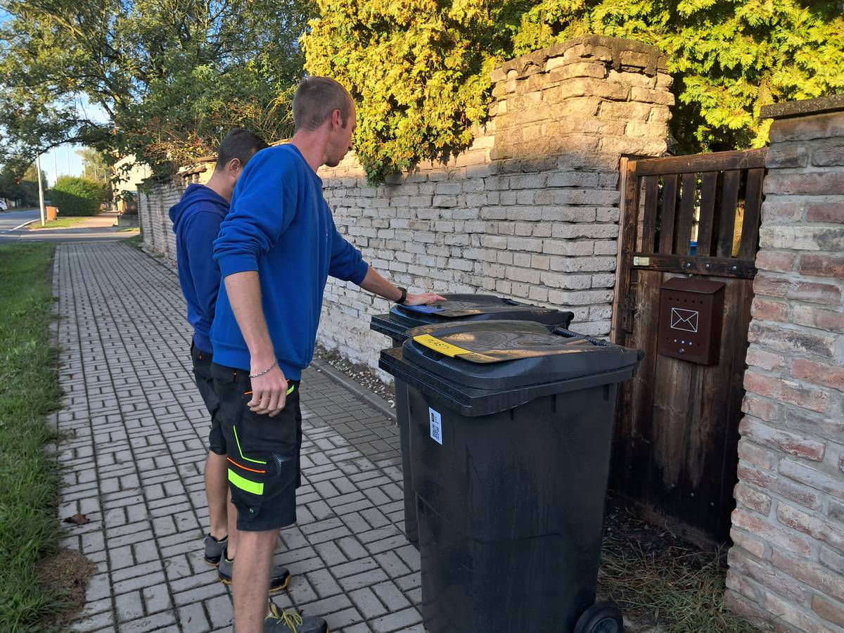 Popelnice na tříděný odpad (papír a plast) se rozvážejí na dalších místech v Lysé nad Labem. Aktuálně v lokalitě Pod Zámkem. Následovat bude střed a sever města, konkrétně oblasti Lom, Hrabanov, úsek mezi ulicemi Komenského, Školní náměstí, ČSA a směrem na sever k Milovicím. Popelnice už mají lidé ve Dvorcích, Byšičkách, na Řehačce, na Kačíně a v Sojovické.