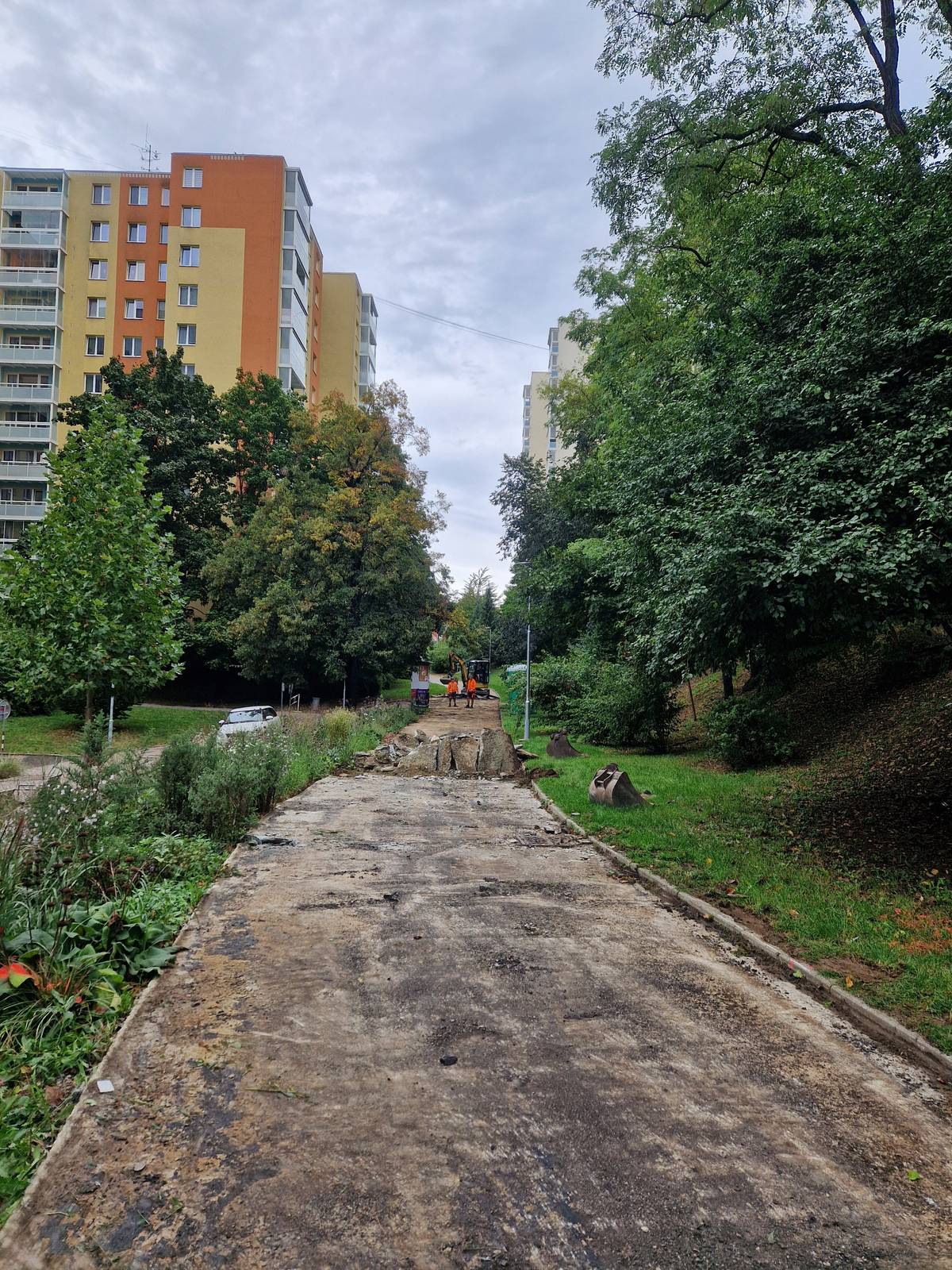 Dnes začala rekonstrukce chodníků a oprava odvodnění mezi ulicemi Rolnická a Spodní (Morávkovo náměstí). Stavbu provádí firma ZEMAKO a po domluvě s panem stavbyvedoucím by měl zvláště z počátku stavby zůstat průchozí chodník od dětského hřiště dolů k domu Spodní 18. Konec stavby je naplánován na 30. 11. 2025. Tak budeme doufat, že práci nebude komplikovat počasí, ani neukáznění spoluobčané.