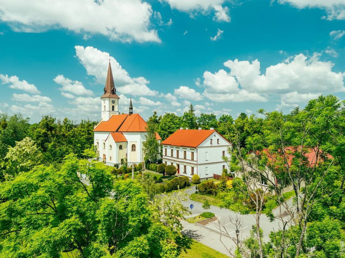 Srdečně vás zveme k prohlédnutí nové fotogalerie Římskokatolické farnosti Domaslavice. Fotografie pořízené v letošním roce zachycují krásu farnosti a jejího okolí.