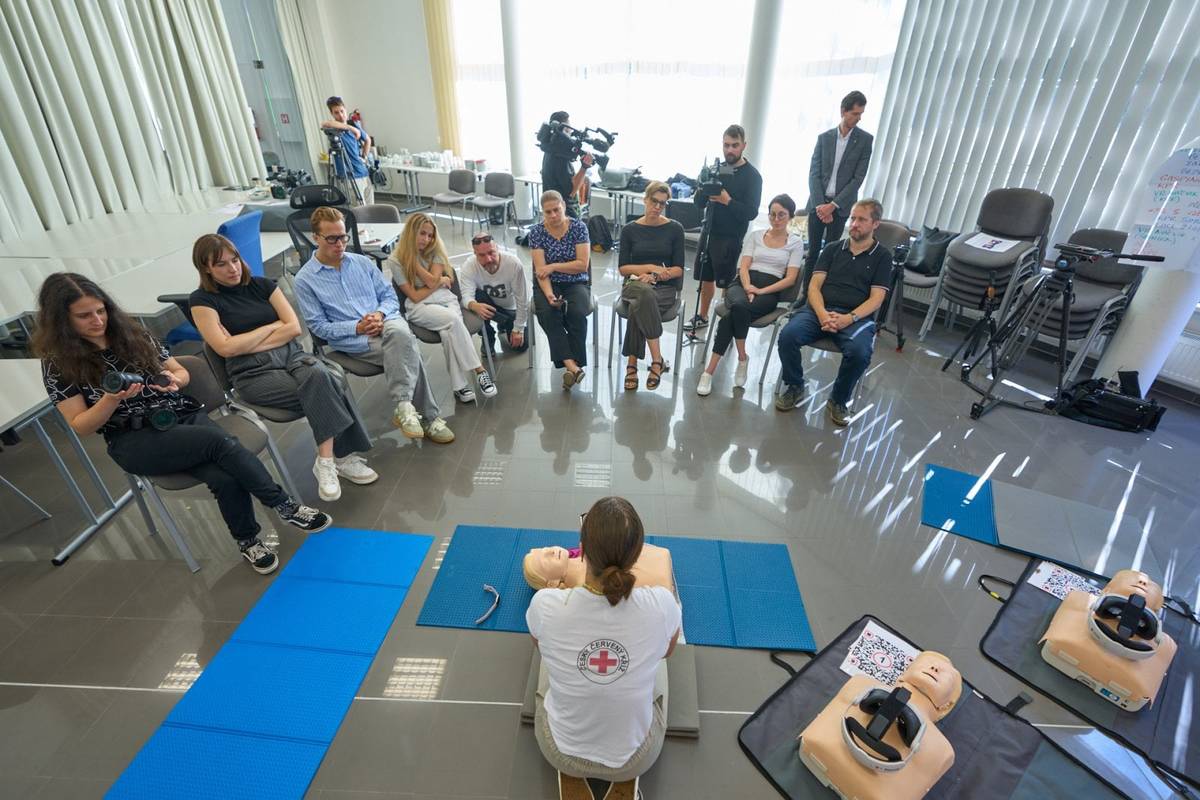 Český červený kříž nabízí nový typ kurzu pomoci. Vyzkoušeli si jej i novináři.