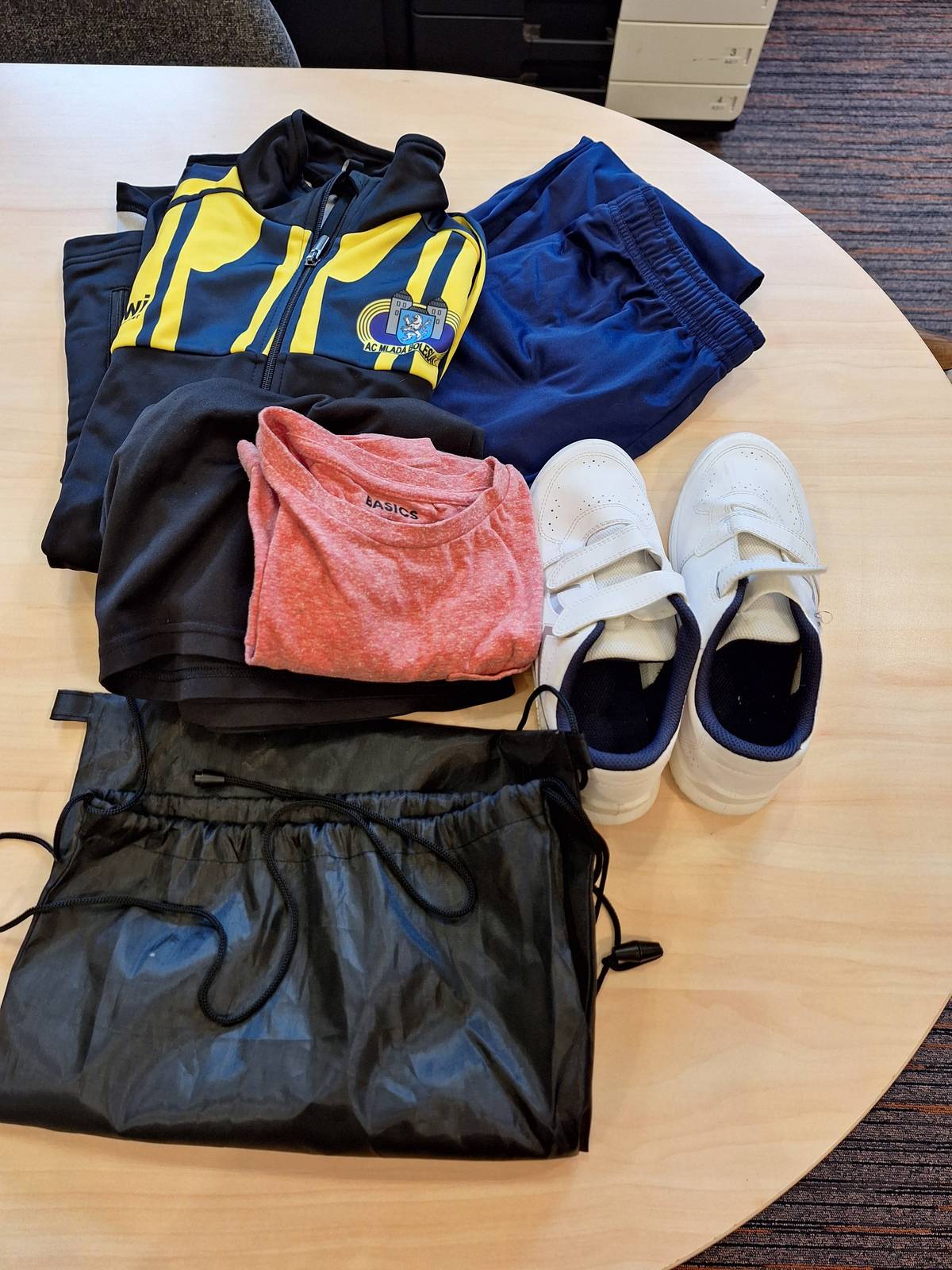 Dnes ráno byl na autobusové zastávce ve Studnici nalezen vak s dětským oblečením na tělocvik. Majitel si jej může vyzvednout na obecním úřadě.