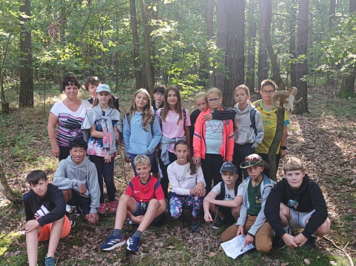 V pondělí 8. září se třídy 6. A a 6. B společně vydaly do Jesenice autobusem. Pro děti to znamenalo opustit pohodlí domova bez mobilních telefonů a pro některé z nich být také poprvé přes noc bez rodičů.