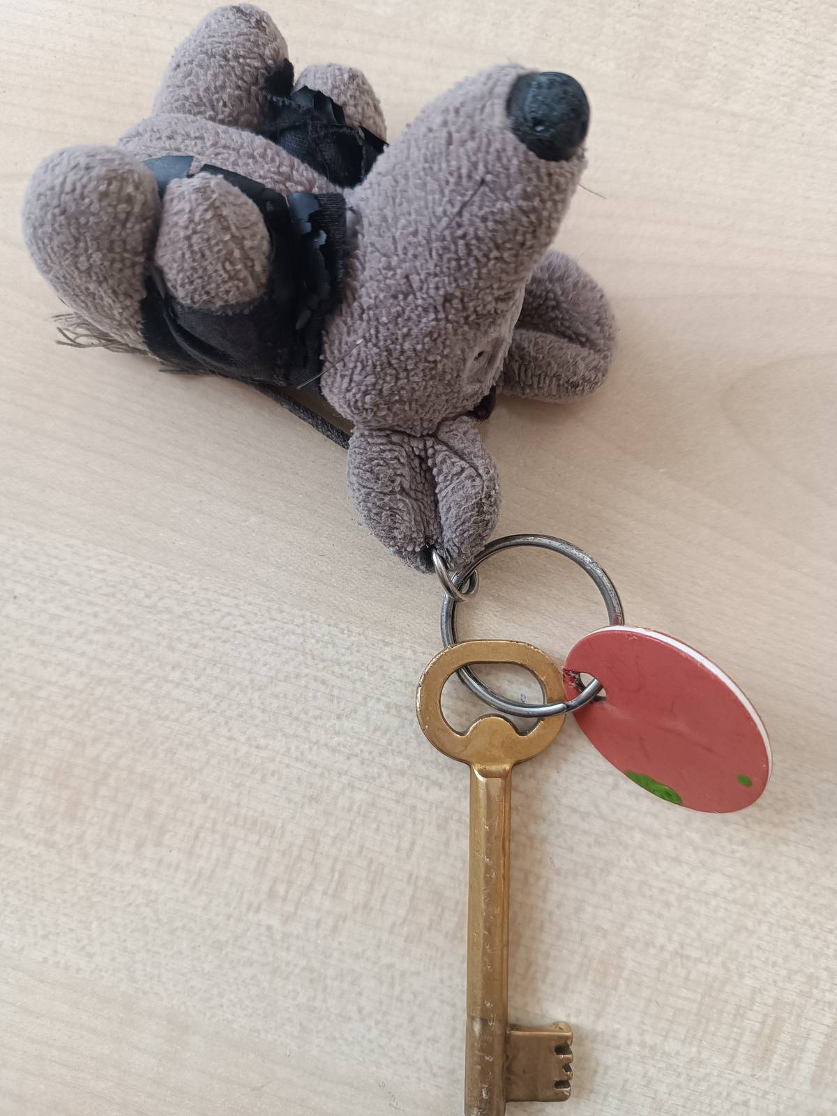 Včera byly nalezeny klíče u Stavmatu. Klíče jsou k vyzvednutí na Obecním úřadě Braškov.