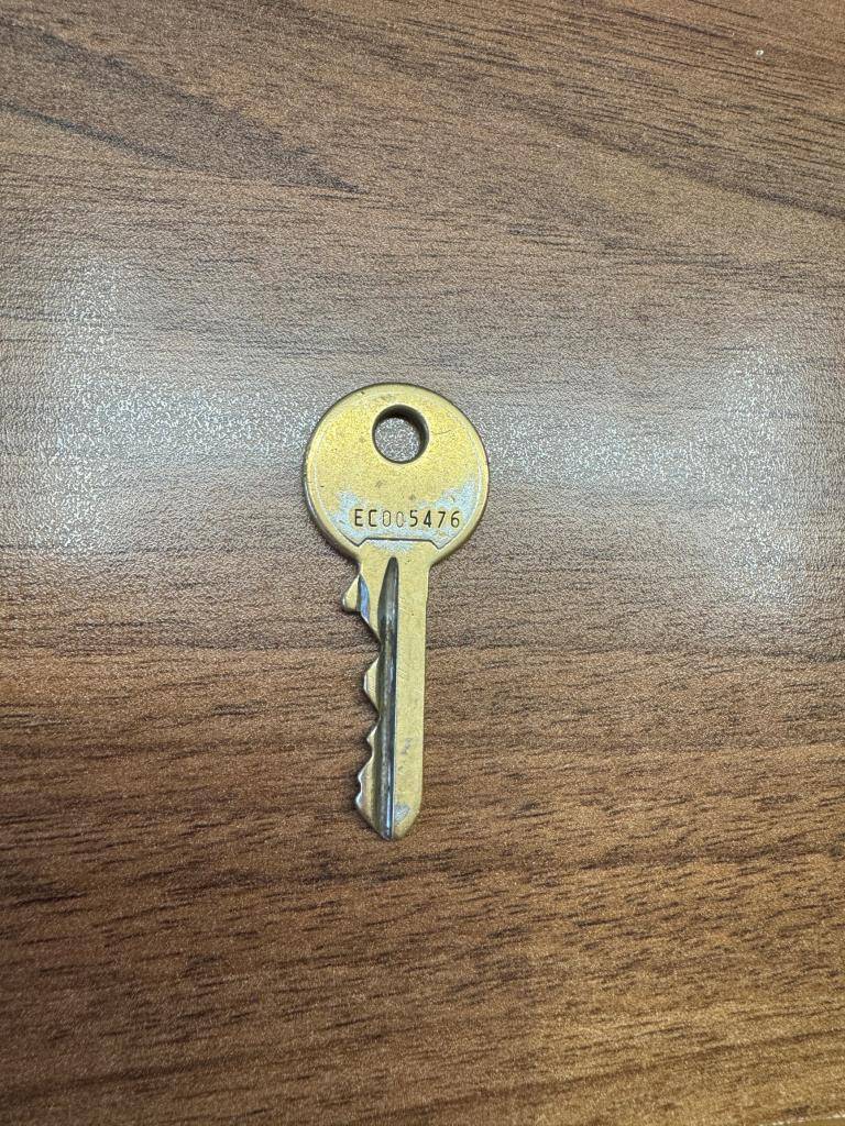Dne 12. 09. 2025 byl nalezen tento klíč v místech po cestě od ZŠ Chotíkov k Obecnímu úřadu Chotíkov. Klíč si majitel může vyzvednout na podatelně obecního úřadu.